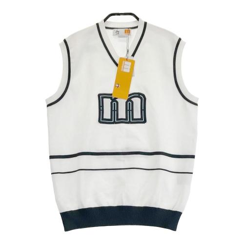 サイズ：M MUNSING WEAR マンシングウェア 2023年モデル ニットベスト ロゴ刺繍  ホワイト系 [240101431134] ゴルフウェア レディース ストスト MUNSING WEAR マンシングウェア 2023年モデル ニットベスト ロゴ