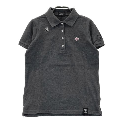 サイズ：S TRAVIS MATHEW トラビスマシュー  半袖ポロシャツ 総柄 グレー系 [240101424057] ゴルフウェア レディース ストスト TRAVIS MATHEW トラビスマシュー 半袖ポロシャツ 総柄 グレー系